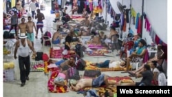 Migrantes cubanos permanecen en una bodega en Turbo, Colombia. Quieren viajar a EEUU.