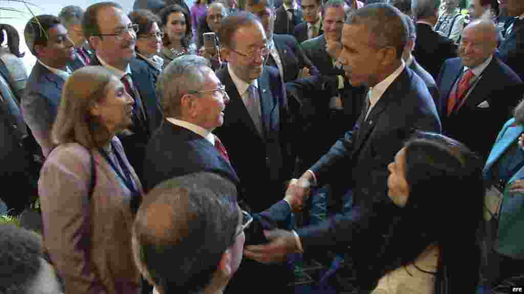 El presidente Obama y el general Raúl Castro se saludan en encuentro informal de la Cumbre de Panamá.