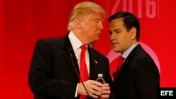 El senador Marco Rubio y Donald Trump (d-i). 