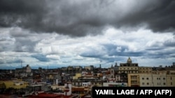 Foto Archivo. Vista de la capital cubana bajo una tormenta.