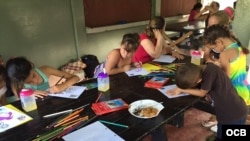 Niños cubanos juegan en una escuela que da albergue a familias de migrantes de la isla varados en la frontera de Costa Rica con Nicaragua.