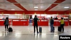 Pasajeros esperan hacer el control de Inmigración en el Aeropuerto Internacional José Martí de La Habana. (REUTERS/Stringer)