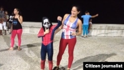 Noche de Brujas en el Malecón de La Habana. Foto: Yoani Sánchez.