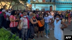 Cubanos sin guardar el distanciamiento social en el funeral de Eusebio Leal, el pasado 17 de diciembre en La Habana. ADALBERTO ROQUE / STR / AFP