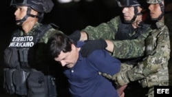 Las autoridades mexicanas trasladaron al narcotraficante Joaquín "El Chapo" Guzmán al penal de máxima seguridad del Altiplano, del que se fugó el pasado 11 de julio, horas después de que el presidente Enrique Peña Nieto anunciara su recaptura en el estado