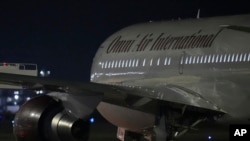 Un avión con tres ciudadanos estadounidenses, Mark Swidan, Kai Li y John Leung, que estuvieron presos durante años en China, llega a la Base Conjunta San Antonio Lackland, en San Antonio, el miércoles 27 de noviembre de 2024. (Foto AP/Eric Gay)