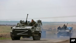 Vehículos del ejército ruso avanzan por una carretera en una zona controlada por fuerzas separatistas prorrusas cerca de Mariúpol, Ucrania, el 18 de abril de 2022. (AP Foto/Alexei Alexandrov).