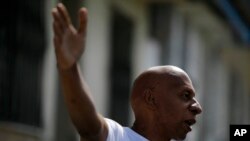 Guillermo Fariñas en las afueras de su casa en Santa Clara. Foto Archivo AP Photo/Javier Galeano