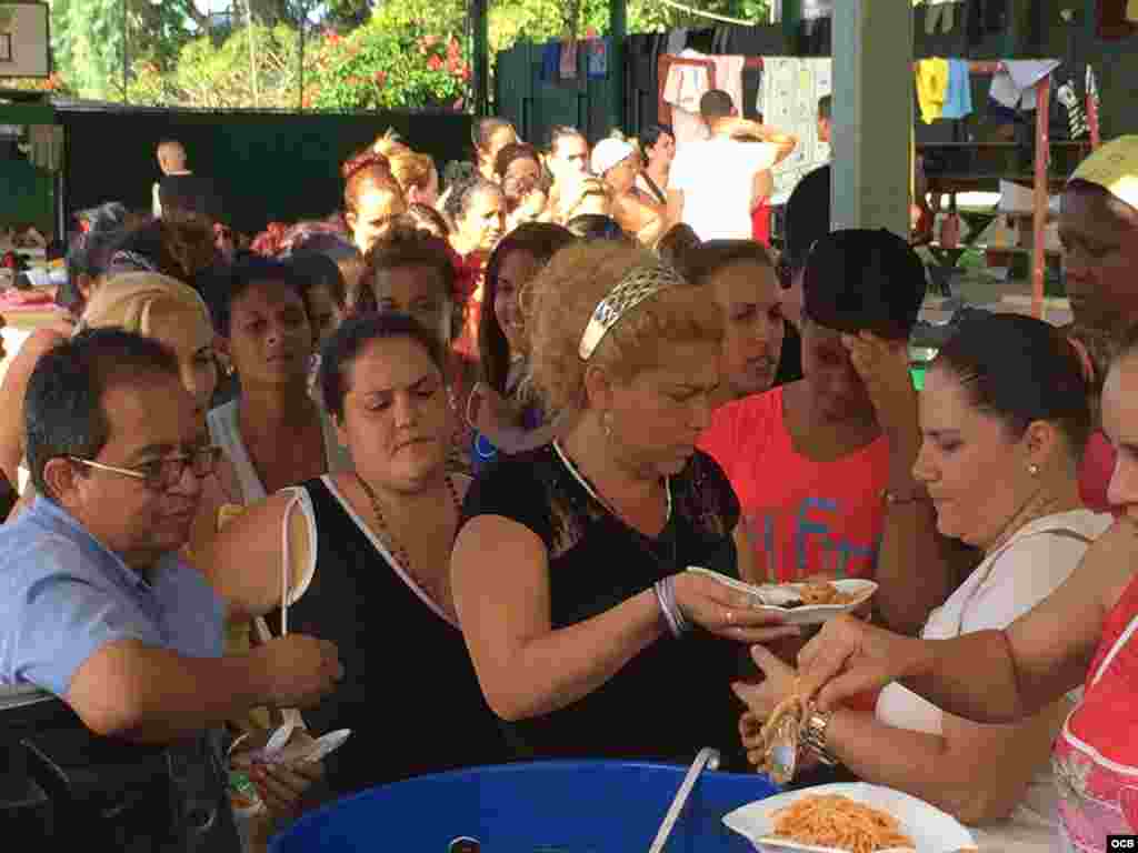 Cubanos reciben alimentos en una escuela del cantón La Cruz, convertida en albergue para dar refugio temporal a los migrantes varados entre la frontera de Costa Rica y Nicaragua.