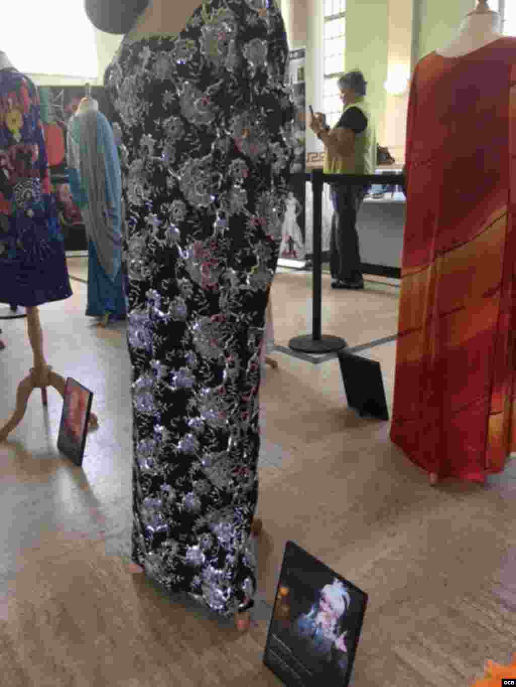 Los vestidos que Celia Cruz lució en sus presentaciones alrededor del mundo forman parte de la exhibición. (Foto: Carmen María Rodríguez)