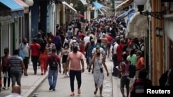 Una multitud de personas camina en una calle comercial de La Habana a pesar del aumento de casos de COVID-19 en el país. REUTERS/Alexandre Meneghini