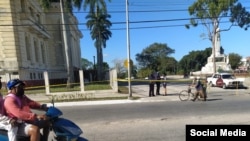 Tribunal Provincial de Villa Clara, acordonado por la policía. (Foto: Facebook)