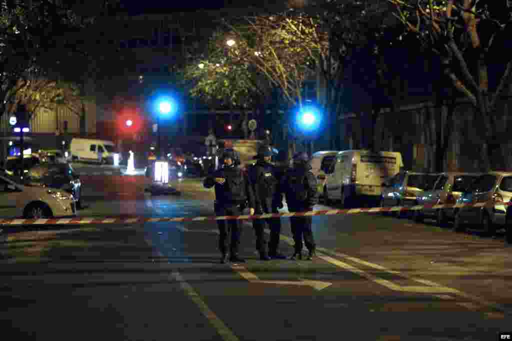 Un oficial de policía bloquea la calle contigua al restaurante 'Le Petit Cambodge', en París, que fue blanco de los atentados terroristas.. EFE