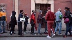 Fumigan calles y fachadas en barrios de La Habana, pero ¿y las colas?