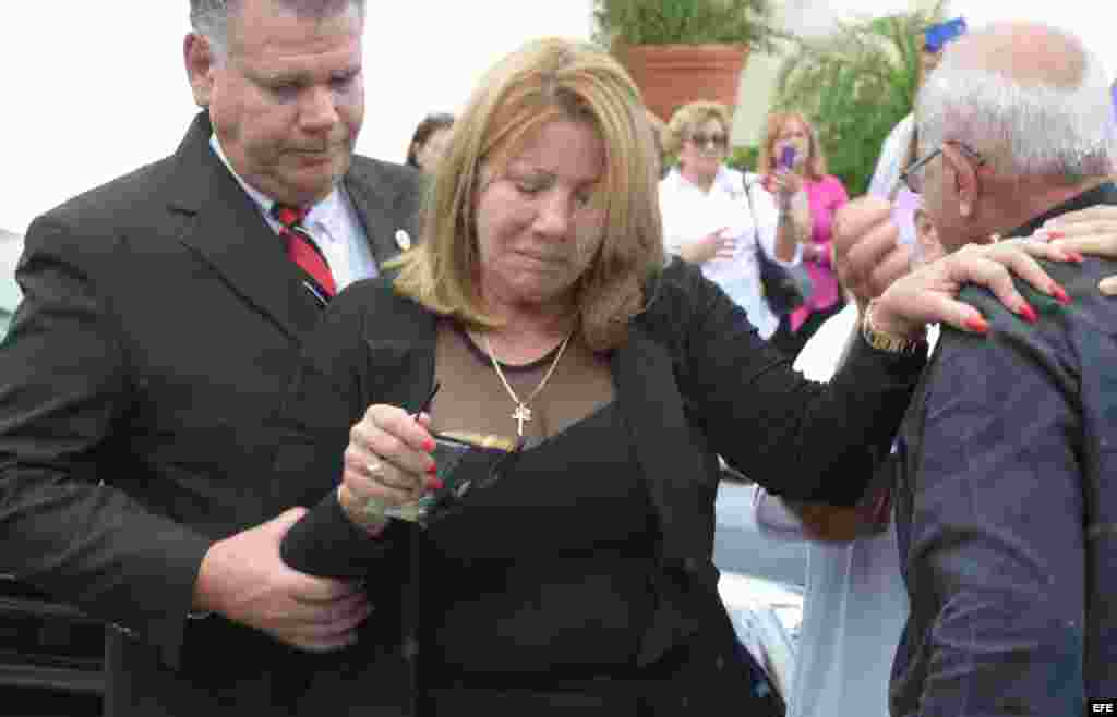 Maritza Gómez Fernández (c), madre del fallecido jugador cubano de béisbol José Fernández, llora a su salida hoy, miércoles 28 de septiembre 2016, de la Ermita de la Caridad del Cobre en Miami, Florida.