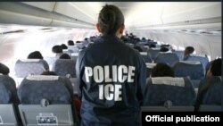 Una operación de deportación supervisada por ICE.