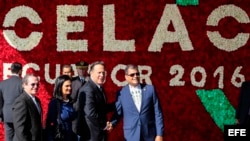 El presidente de Ecuador Rafael Correa (d) recibe al presidente de Panamá Juan Carlos Varela (2d) en la sede de la CELAC, 27 de enero de 2016.